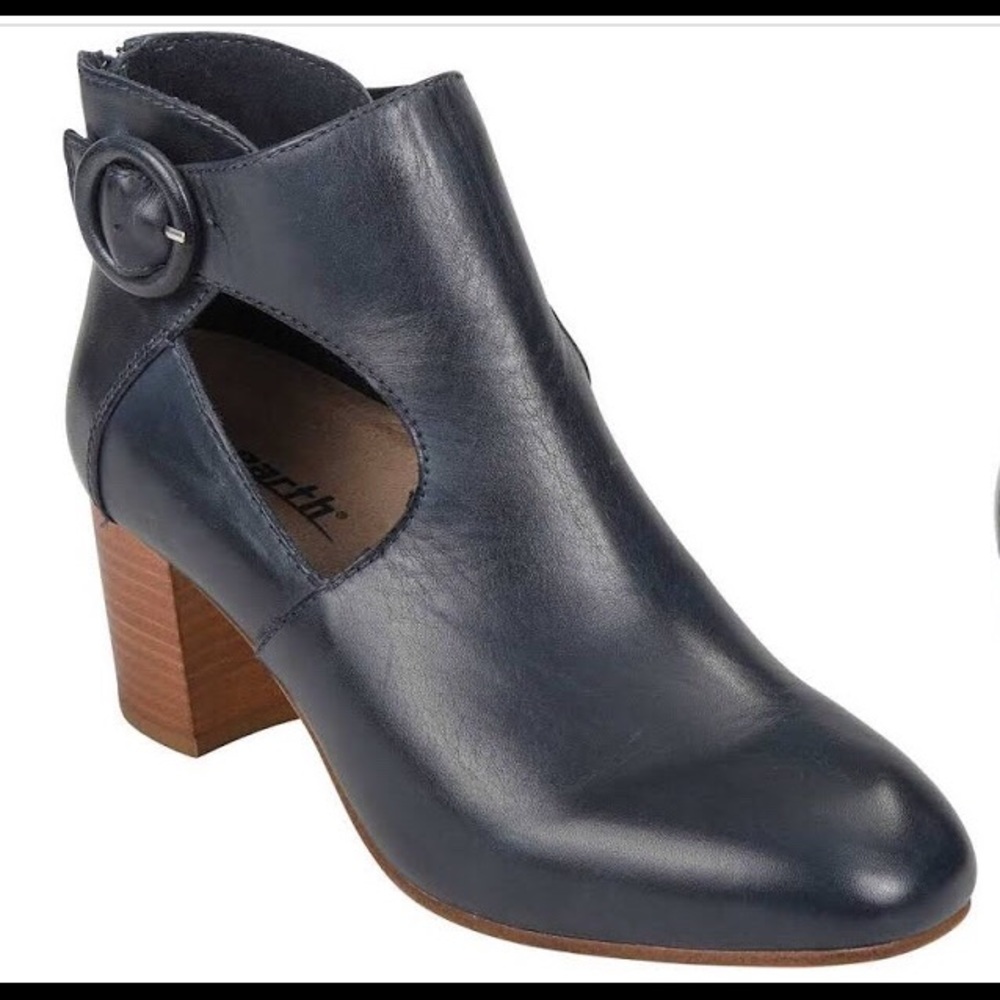 Earth Corinth bootie navy blue 8.5